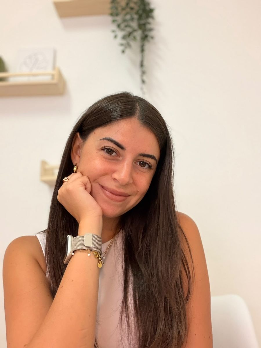 Sabrina Pili sorride, con la mano appoggiata al viso, nel suo studio